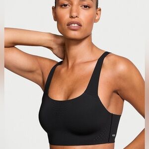 NWOT Victoria secret featherweight sports bra black 32 D VSX
